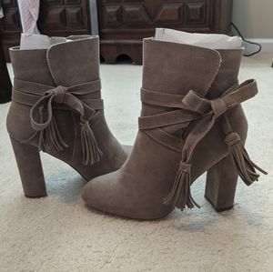 Like new✨Suede block heel ankle boots